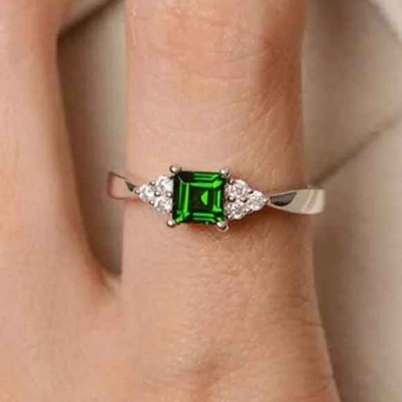 Jewelry - New stunning green emerald S925 ring